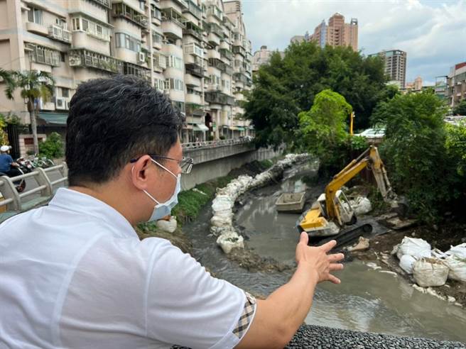 新北市中和区瓦磘沟水质恶劣，相关单位已经展开整治，工程第一阶段于3月完成，第二、三阶段也陆续发包施工，新北市议员金瑞龙近日前往会勘，持续追踪工程进度。（金瑞龙提供／李奇叡新北传真）