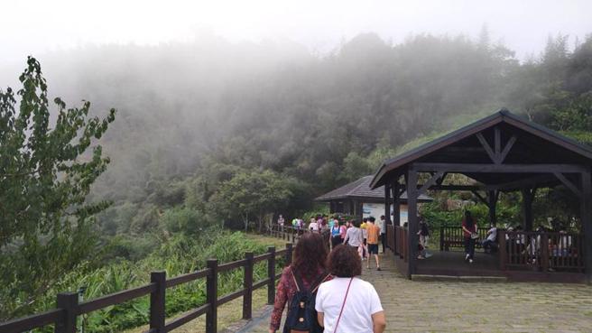 熱浪襲人，近日嘉義縣山上景點湧入大量人潮，包括台18線、台3線沿途景點，阿里山國家森林遊樂區都出現躲避山下高溫的遊客。阿里山公路旁的隙頂午後山頂會飄下層層霧氣，相當涼爽。（圖/ 中央社）