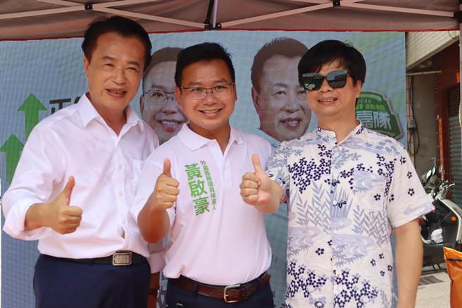 金曲歌王俊杰为嘉义县议员参选人黄启豪写竞选歌曲，今更南下为黄助选，嘉义县长翁章梁也到场力挺。（吕妍庭摄）