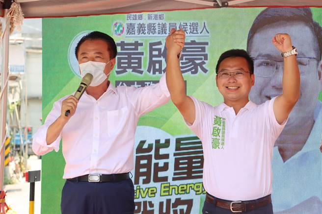 获民进党徵召参选嘉义县第2选区议员的黄启豪，今发表竞选歌曲，嘉义县长翁章梁到场力挺。（吕妍庭摄）