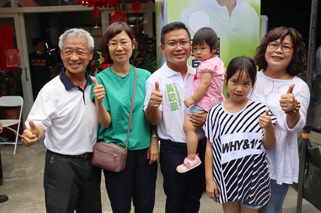 黄启豪是现任嘉义县议会机要秘书，投入县议员选举，家人全力支持。（吕妍庭摄）