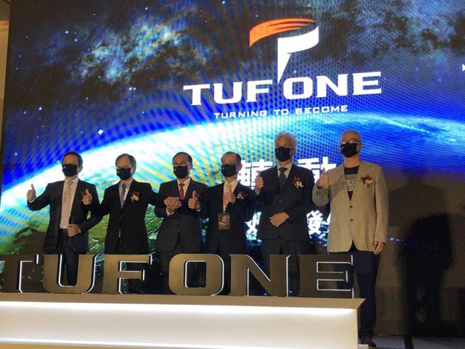 宇隆25日下午舉行新品發表會，宇隆董事長劉俊昌（左3）與兩大股東伸興董事長林志誠（右3）、程泰董事長楊德華（左2）等貴賓合影，象徵三方共識朝集團化方向發展。
（圖/ 中央社）