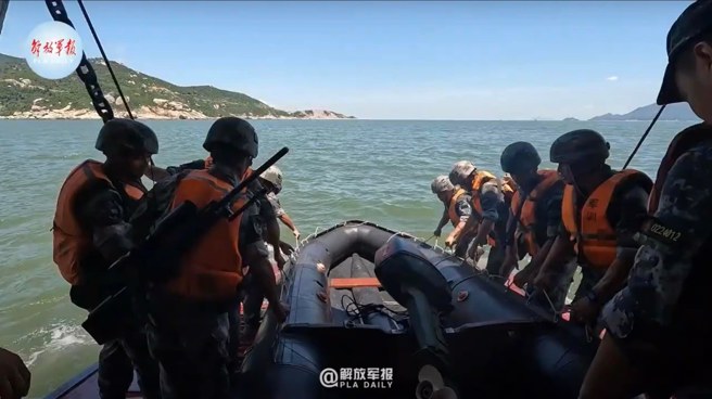1共军在19日发布的影片，以抢滩登陆为主题。登陆舰艇打开舰艏大门，放下跳板以便以人力下卸胶舟时，受到浪涌严重限制，因此必须接近海岸极近锚地方能作业，如此将丧失隐匿突袭战术利基。(图/张竞脸书)