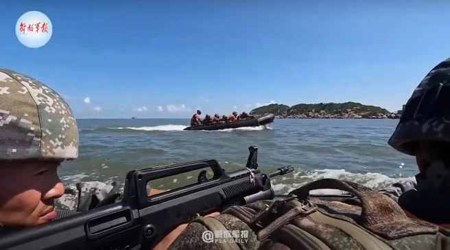 2.突击舟艇海上阶段，乘员虽可持枪警戒，但须与舟波队形配合，通常是会编成「雁形梯队」向两侧延展，期能避免误击。【附图二】所显示类似横队，其实是充满误击友艇风险。此外乘员搭乘舟艇时还在救生衣外背负背包，亦是违背常理。(图/张竞脸书)