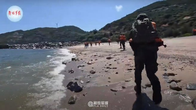 4.任务部队人员登陆后不立即脱除救生衣，而且还是相对笨重之夹克式救生衣，而非轻便充气式救生衣，影响其运动自不待言。部队运动路线与滩岸水际线平行，更是违反滩岸区运动最基本原则。(图/张竞脸书)