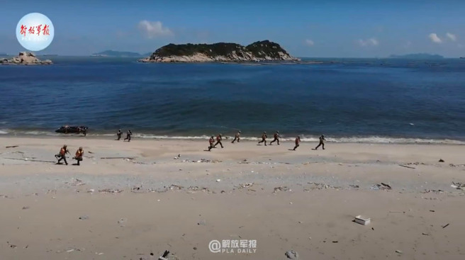 5. 任务部队登陆后不以垂直于滩岸水际线之运动轴向，迅速脱离无隐蔽更无掩蔽之滩岸区，儘速从可进出滩岸之缺口与通路离开滩岸区，运用地形地物与植被覆盖物获得隐蔽，更是违反战斗作为常理。(图/张竞脸书)
