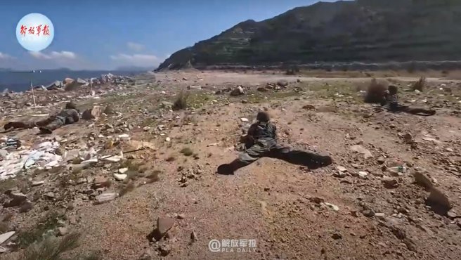 6.特战突击任务部队登陆后，除非迫不得已，否则应儘量避免穿越开阔空间接近敌方。 不过看起来这是作秀拍片，前往靶场暖身动作吧？ (图/张竞脸书)