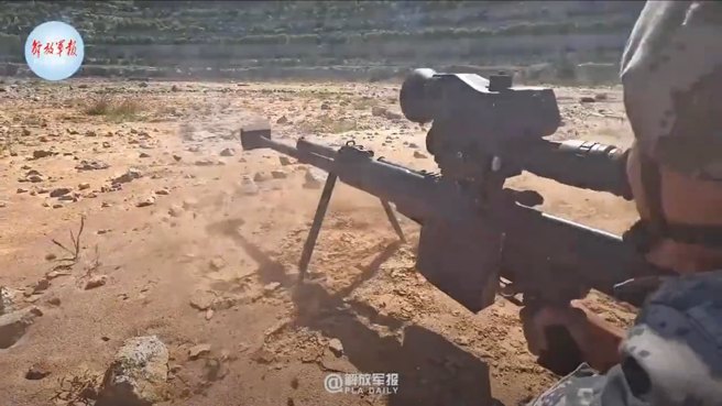 7.讲求快进快出之突击任务，採取如此高调方式登陆，又纳编狙击手携带远程狙击枪，其实就有点牵强。特别是在如此近距离靶场实施远程狙击枪射击演练，会不会是拿大关刀剁肉有点英雄无用武之地呢？ 这是AMR-2狙击步枪吗？ (图/张竞脸书)
