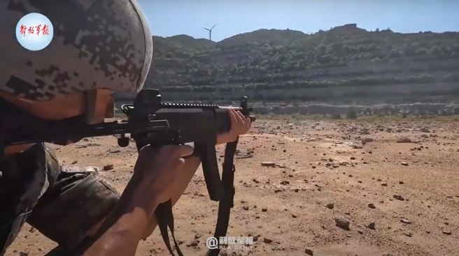 8.衝锋枪採取此种射姿，确实有点奇怪；但真正问题是演练人员脸部与手部未以油彩覆盖偽装，又配戴头部防护盔，此与特种作战人员标准配备与偽装显然是有所落差。 这是CS/LS-7衝锋枪吗？(图/张竞脸书)