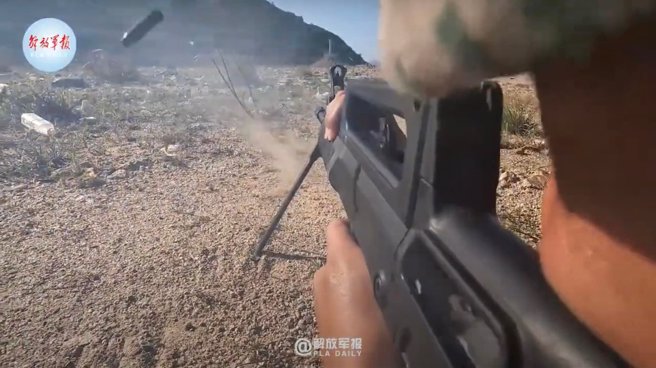 9.显然演练部队是配备95式自动步枪，不知各位是否注意到【附图九】与【附图十】不但是两位射击演练人员握枪位置不同，而且一位是用右手扣板机，而另外一位则是用左手扣板机。这张照片是 左撇子射手。 (图/张竞脸书)