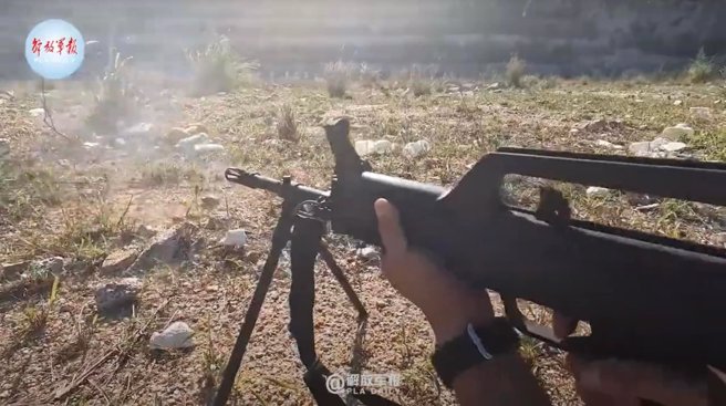 另一名射手以右手扣板机，95式自动步枪可以左右手通用。 (图/张竞脸书)
