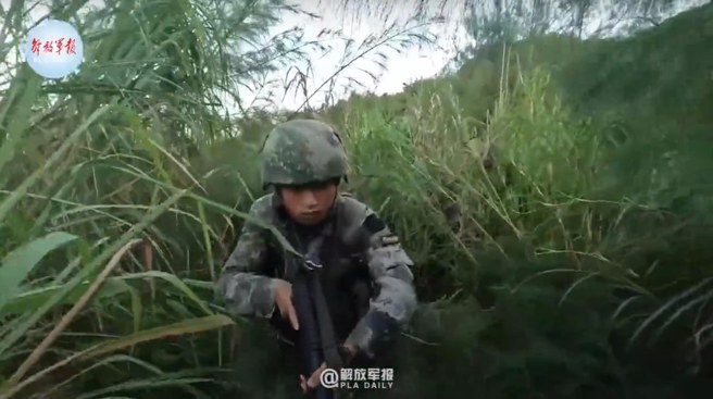 11.相较起来 ，这位士兵低姿态潜行，而且长袖着装就比较合理，只是手部脸部未经偽装，实在不算是理想。 (图/张竞脸书)