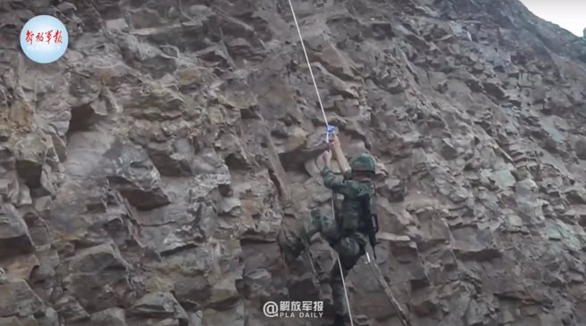 13.攀爬登高，运用手握器协助，完全合情合理。 (图/张竞脸书)