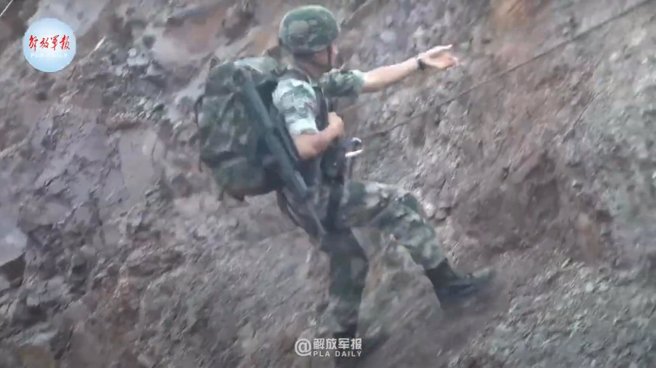 14.背负重物，藉由绳索攀爬登高，居然未曾藉助于手握器，完全徒手，连手套都不戴，这太夸张神勇了吧？(图/张竞脸书)