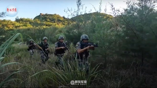 15.以复列密集纵队便步通过长草区，获得隐蔽以便接近敌方目标，其实是缺乏敌情警戒考量。 (图/张竞脸书)