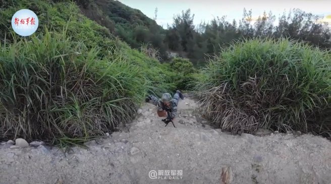 16.这位狙击手所选择射击位置，违反狙击位置选择所依据之基本原则不说，连相关配套偽装亦未执行，这是存心要当敌方狙击手标靶吗？ (图/张竞脸书)