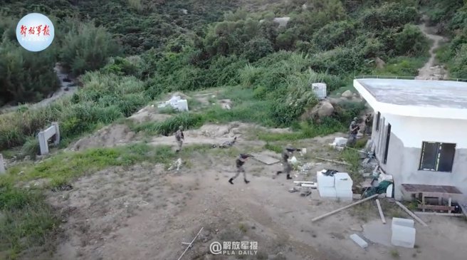 17.突击队员分成两个小组，从两个不同接近路线，针对同个独立建物执行突入搜索；从屋侧潜行蹑步接近相当合理，但从建物前方空旷处，直接以快步接近，而非逐次跃进，这就欠缺敌情考量。 (图/张竞脸书)