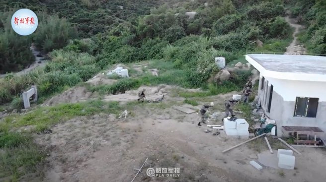 18.从独立建物前方开阔处接近之小组兵力，留置人员面对建物反向负责警戒，基本原则并不算错，但其所选择位置，却未考量对其后方建物，应有适当掩蔽为宜。 (图/张竞脸书)