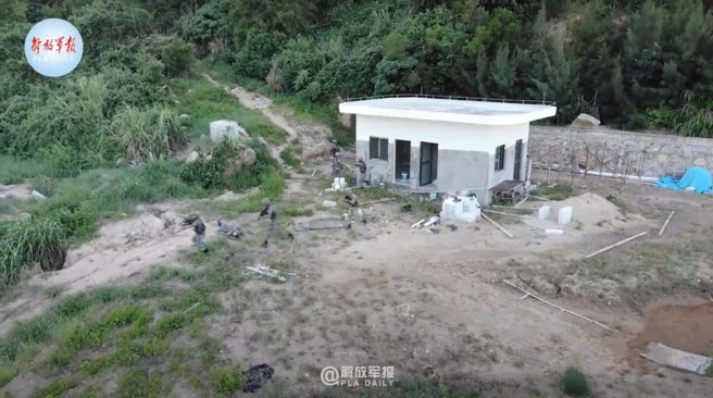 20.独立建物搜索完毕后，两小组同时脱离，而非分批逐次脱离，亦于住民地建物搜索程序理择不尽吻合。 (图/张竞脸书)