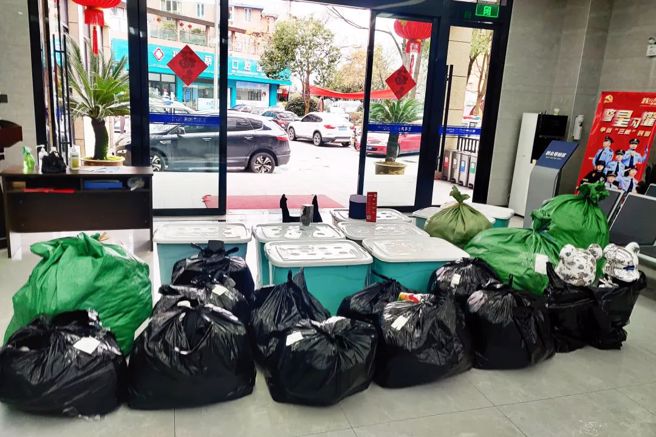 警方在女嫌家中搜出8大箱、16大袋里头全装着奢侈品。(图/翻摄自微博)