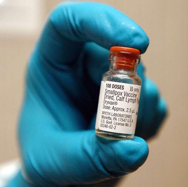 天花疫苗可以用于预防猴痘，问题在天花疫苗已经几十年没有接种了，许多药厂已不再生产。(图/WHO)