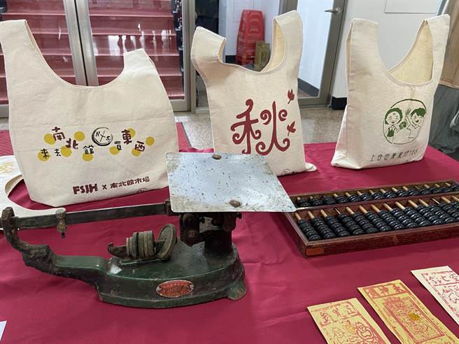 復兴国中同学们在美术老师林佳玫的带领下创作的作品，这些同学在访谈了市场中的店家后，加入自己的发想，设计制作各店家的提袋与布招牌。（吴佩蓉摄）