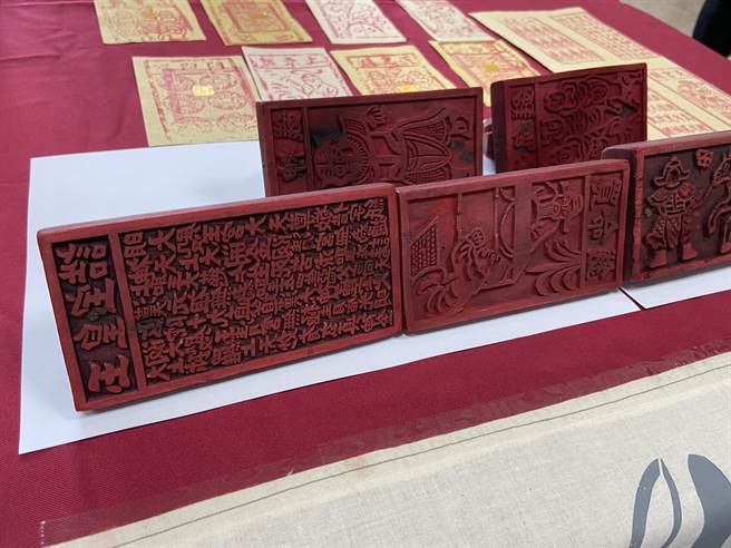 市场管理所向市场中的老舖子募集古早的生财器具，包括年代久远的秤子、早期店里必备的算盘，及过去制做金、银纸钱的特殊印板等，现在都是难得一见的老物件。（吴佩蓉摄）