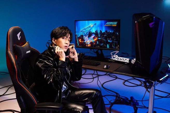 （技嘉AORUS秘競探險台北三創登場，首位品牌代言人婁峻碩擔任一日店長。圖／技嘉提供）