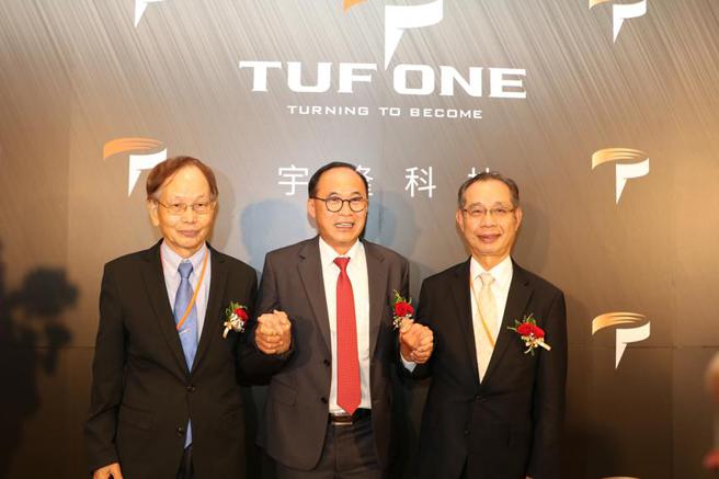 （宇隆董事长刘俊昌(中)、伸兴董事长林志诚(右)，及程泰董事长杨德华，25日联袂出席宇隆的行星减速机产品发表会。图／刘朱松）