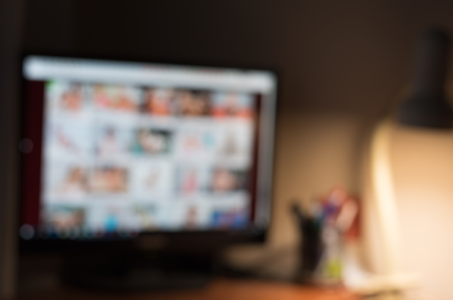 正妹因为想要追据度过周末假日，当她再打开电脑时，竟然发现爸爸的搜寻纪录出现谜片网站。（示意图/shutterstock）