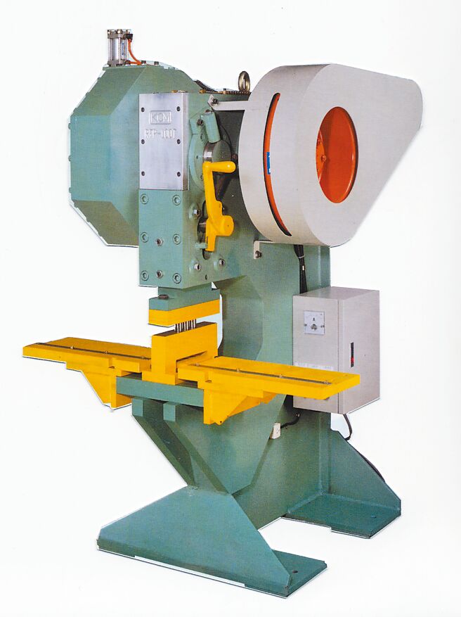 桂全钢铁冲孔机採机械式传动设计，冲孔速度快、生产效率高、高精度、低噪音，且工件无毛边。图／桂全提供