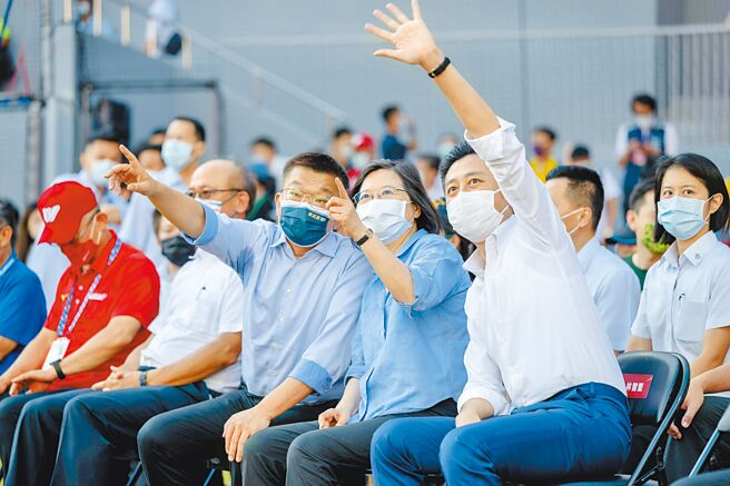 斥資12億重建的新竹棒球場，22日進行開幕戰時風光邀請蔡英文總統（前中）、前新竹市長林智堅（前右）及立法院副院長蔡其昌（前左）等重量級貴賓蒞臨，沒想到才進行2場中職賽事，就因場地安全問題緊急「喊卡」。（總統府提供）