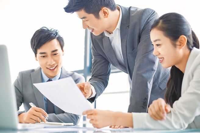 社會新鮮人起薪不高，全球人壽晨星通訊處區經理游憶如建議，扣除基本生活與娛樂開銷後，其餘的金額應以獨立帳戶的方式存放，以便執行控管。（全球人壽提供）