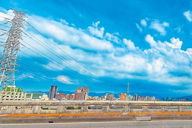 自2019年以来，台北市政府各机关共停电438件，其中68件是「停电前未通知」，台北市议员戴锡钦发现，市府竟没有向台电争取电费减价。（本报资料照片）