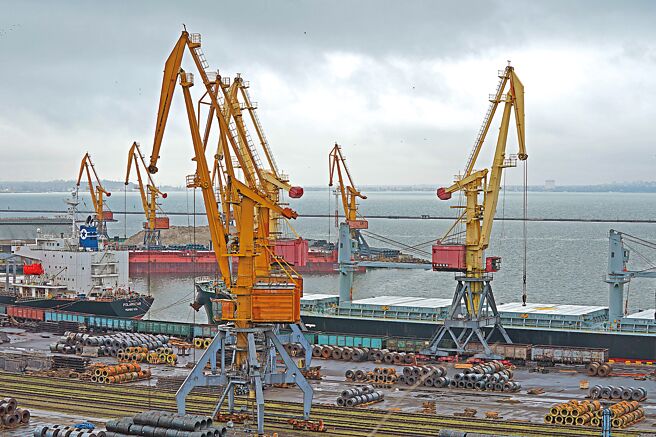 俄羅斯衛星通訊社引述俄羅斯國防部昨（24）日說法，證實俄國海軍用「遠程高精準飛彈」擊沉在敖德薩港修理廠碼頭的一艘烏克蘭軍艦，並摧毀存放美援魚叉反艦飛彈的倉庫。（新華社）