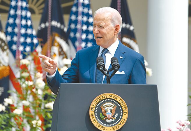 白宫当地时间23日表示，拜登至少需要再隔离5天，在採检阴性后才能解隔离，也就说最快要到美国周三拜登才能进行个人公开活动。（中新社）