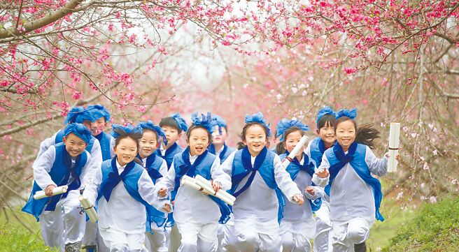 近期大陆29个省分公布2021年的出生人口数据。其中，安徽省共出生51.58万人，比2017年下降了47.6％，连续4年呈现断崖式下降。图为安徽合肥桃花节开幕，身着古装的小朋友在桃花园中奔跑。（中新社）