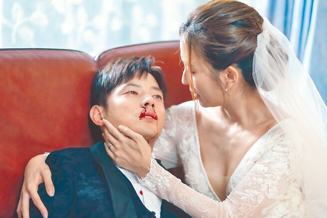 宥勝（左）在《機智校園生活》第二季終了「領便當」，和周曉涵「伍王CP」留遺憾。（TVBS提供）