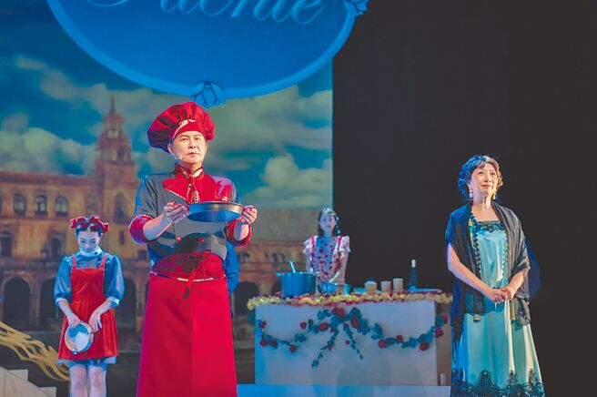 曾国城（左）在《摘心米其林》饰演苦追黄嘉千16年的西班牙名厨。（果陀剧场提供）