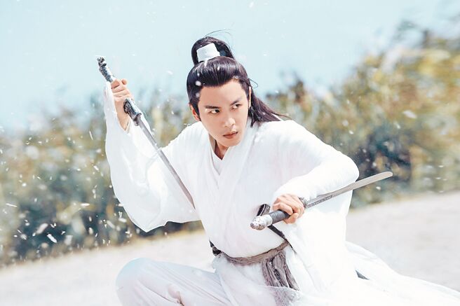 张若昀在剧中不愿为父亲摆布，决定走出自己的路。（中天娱乐台提供）