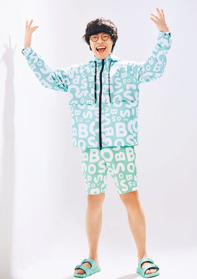 盧廣仲受邀進棚拍攝BOSS男裝時尚專題，身穿充滿夏日海洋風情的休閒裝，猶如在海邊度假一般。（JOJ PHOTO攝）