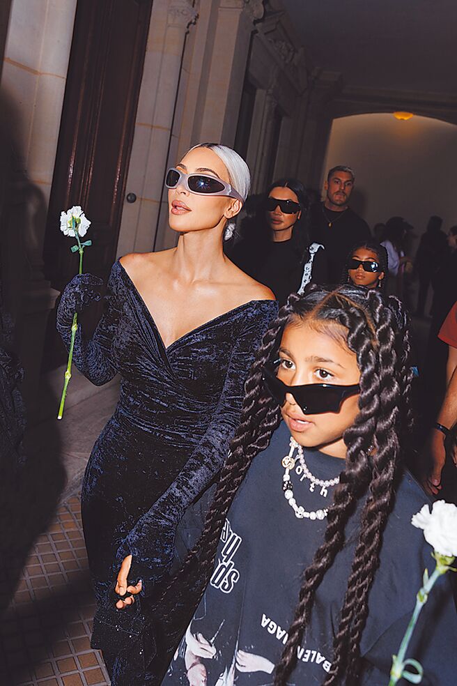 Balenciaga今年发表高级订制时装，金卡戴珊带女儿一同出席。（Balenciaga提供）