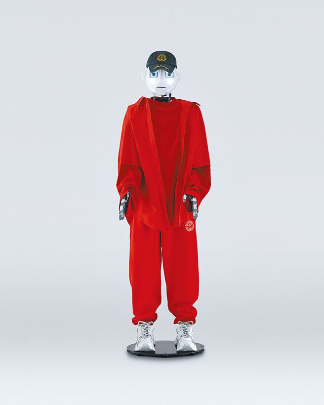 Balenciaga发表七夕商品，还打造机器人装置展演服饰单品。（Balenciaga提供）
