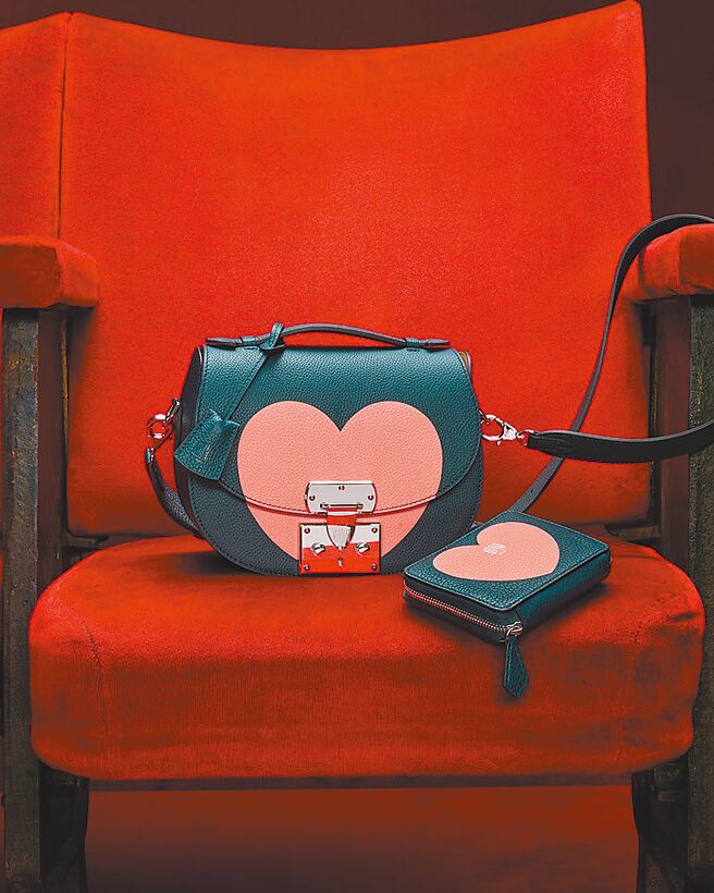 MOYNAT推出七夕限定Flori Marquetry Taurillon Blush包，售价14万3200元、Zippy Heart Marquetryvu小包，售价2万1300元。（MOYNAT提供）