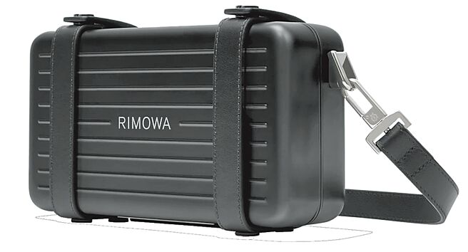 RIMOWA Personal Cross-body黑色铝镁合金中性硬壳斜背袋4万9900元。（RIMOWA提供）