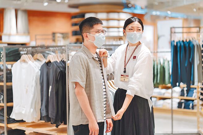 炎夏想買涼爽服裝卻不清楚如何搭配？無印良品30日至8月8日推「夏日輕裝指南」預約試衣服務（見圖）。（無印良品提供）