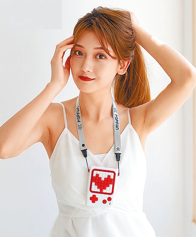 momo购物网的POPFAN多功能USB积木游戏机小风扇，市价790元，特价552元。（momo购物网提供）