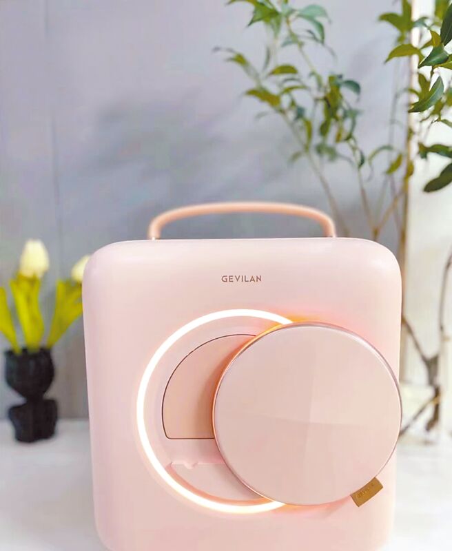 淘宝的仙女粉美妆冰箱，台币约3270元。（淘宝提供）