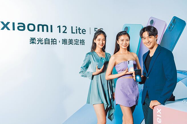 小米推出专为时尚都会女性打造的轻薄旗舰Xiaomi 12 Lite，主打全新升级的前后镜头，更拥有极致纤薄的机身，让手机也能轻松塞进现在最流行的「小废包」当中。（小米提供）