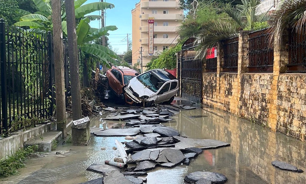 俄国黑海渡假圣地索契市区满目疮痍，洪水把车辆沖成一堆，堵住道路。图/图/themoscowtimes(photo:ChinaTimes)